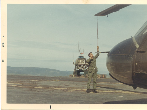 Ray Cusato trying to snag the main rotor